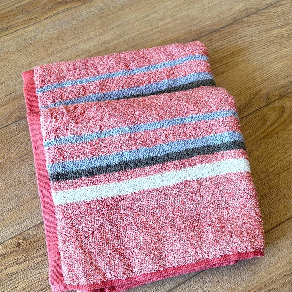 ✨ NWT 100% Cotton Soft Striped Pink and Gray Towel  (Set of 2)